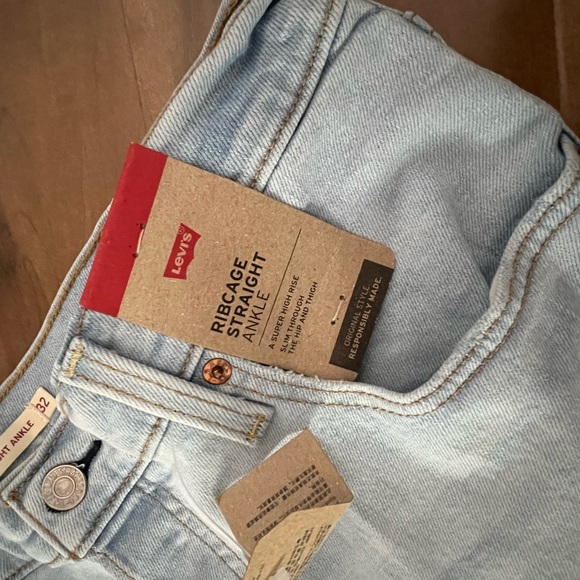 brand new levi jeans size 32 light wash - Picture 4 of 5